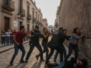 Policías golpean estudiantes Guanajuato: Abren Investigación y Suspenden a Agresores Policías golpean estudiantes Guanajuato